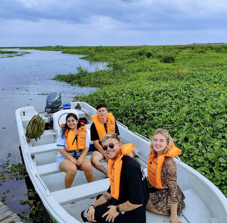 Nacho y Coti en Corrientes con los amigos de ella.