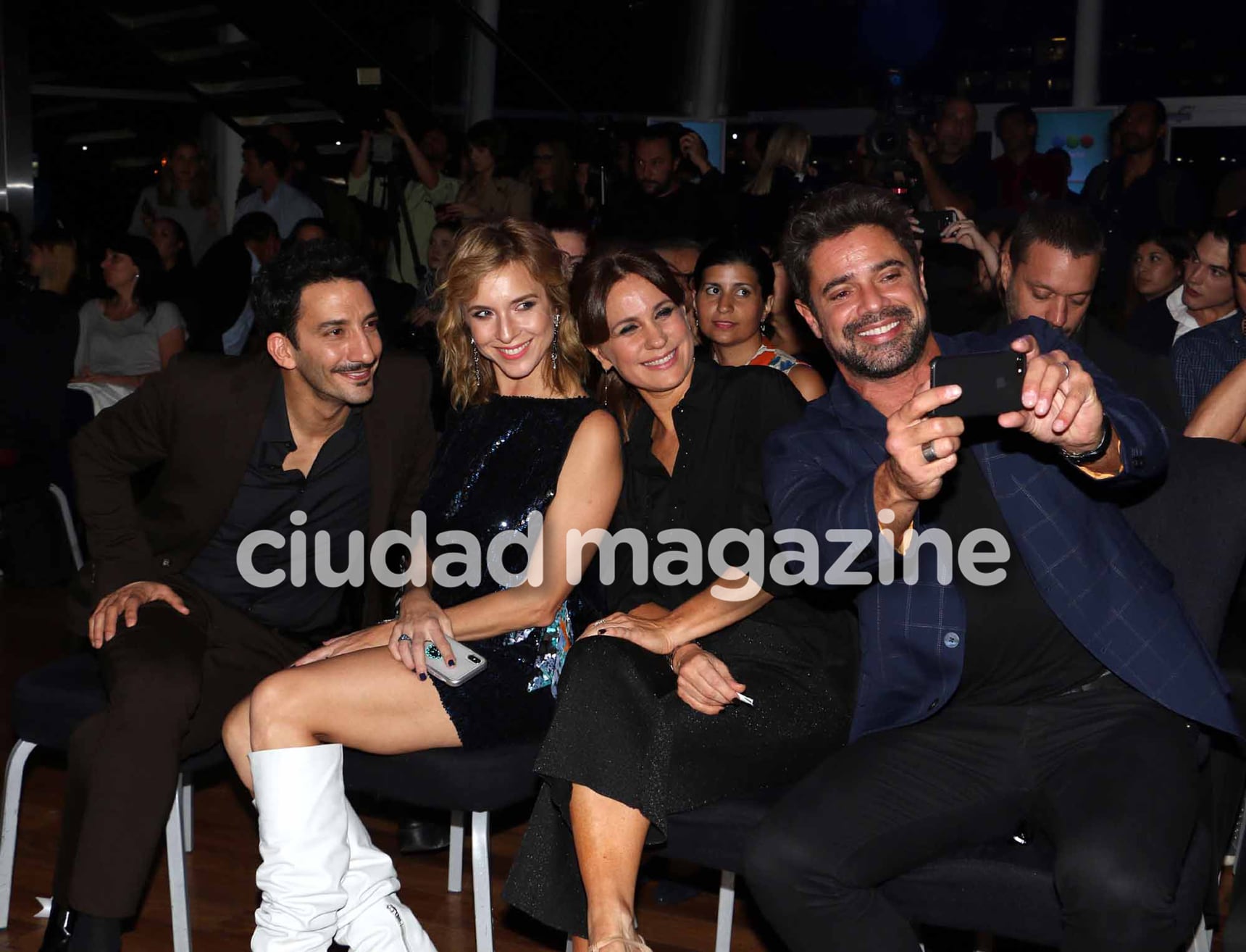 Nancy Dupláa, Carla Peterson, Luciano Castro y Juan Minujín, en la presentación de 100 días para enamorarse. (Foto: Movilpress)