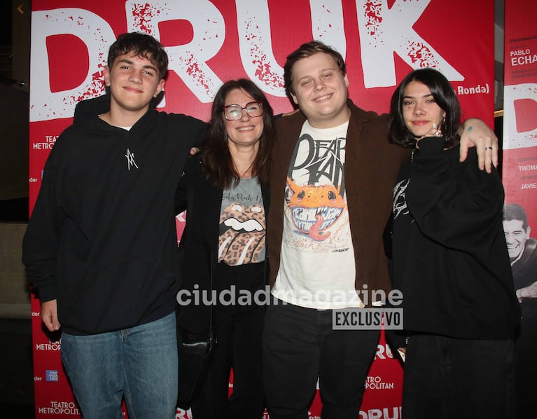 Nancy Dupláa con Julián, Luca y Morena. Foto: Movilpress