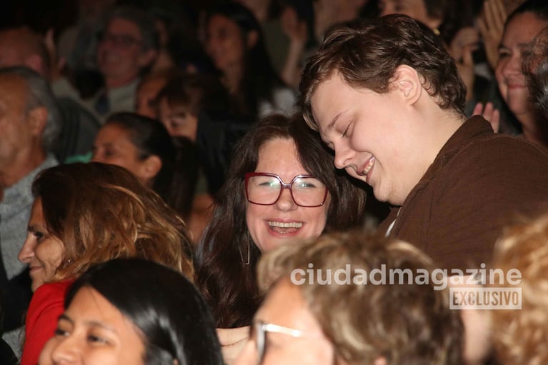 Nancy Dupláa y su hijo Luca Martin en el teatro (Foto: Movilpress).