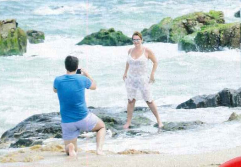 Nancy Pazos, mimosa con su novio en las playas de Punta: look con transparencias y caminata al atardecer