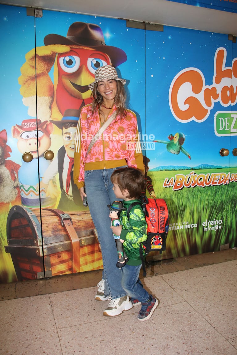 Natalia Franzoni y su hijo en el estreno de la Granja de Zenón (Foto: Movilpress).