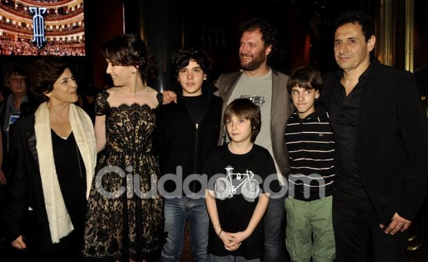 Natalia Oreiro con el elenco de Infancia Clandestina. (Foto: Jennifer Rubio-Ciudad.com)