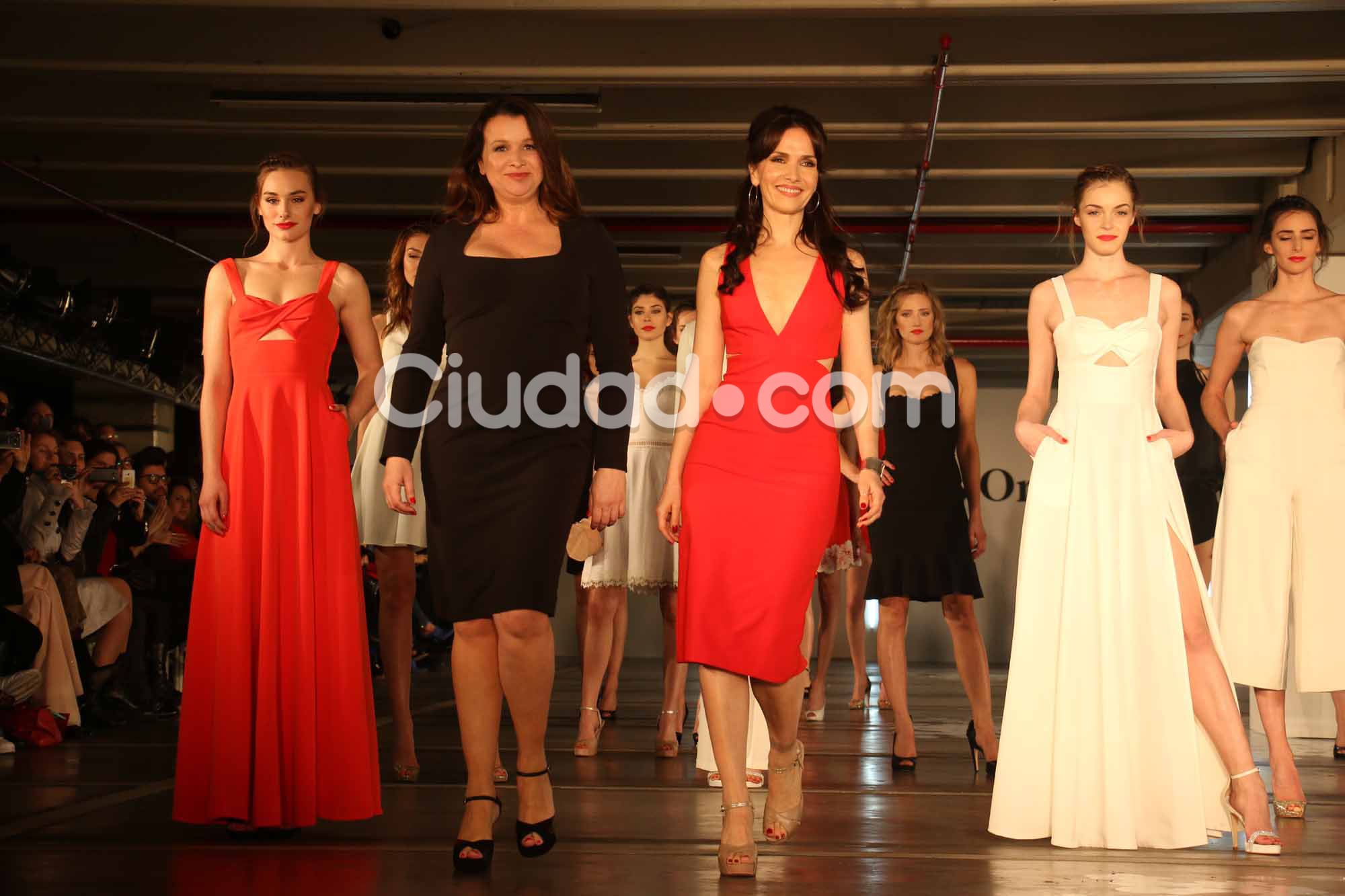 Natalia Oreiro y su hermana Adriana presentaron su nueva colección (Fotos: Movilpress).