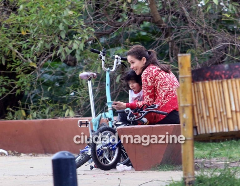 Natalia Oreiro y su hijo, Atahualpa: divertido paseo al sol en la costa del río