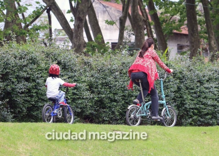 Natalia Oreiro y su hijo, Atahualpa: divertido paseo al sol en la costa del río