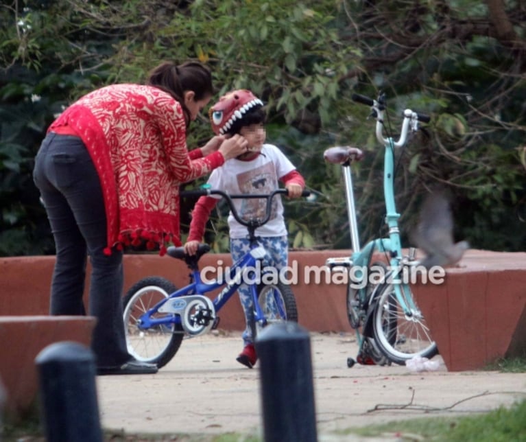 Natalia Oreiro y su hijo, Atahualpa: divertido paseo al sol en la costa del río