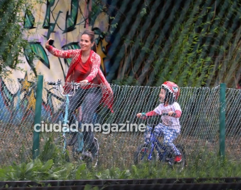 Natalia Oreiro y su hijo, Atahualpa: divertido paseo al sol en la costa del río