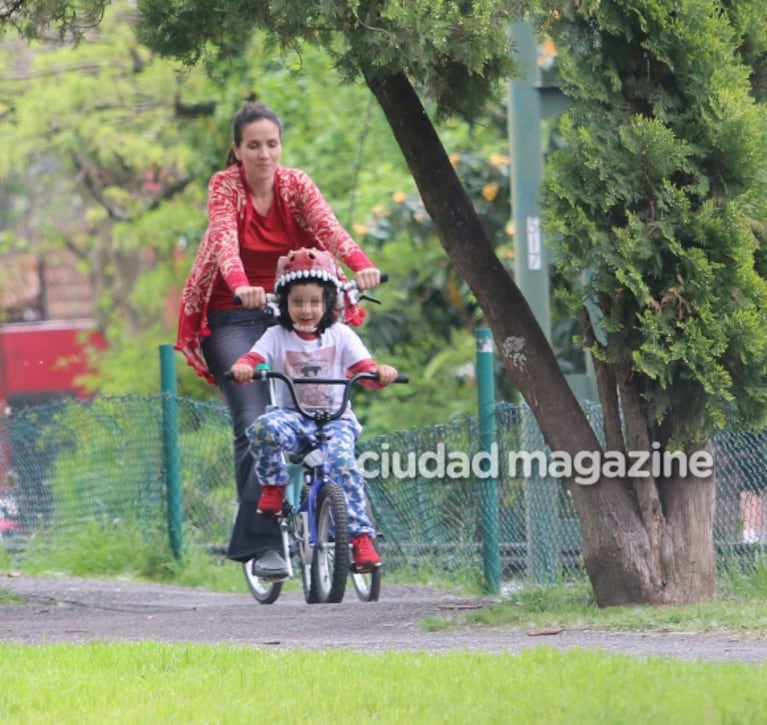 Natalia Oreiro y su hijo, Atahualpa: divertido paseo al sol en la costa del río