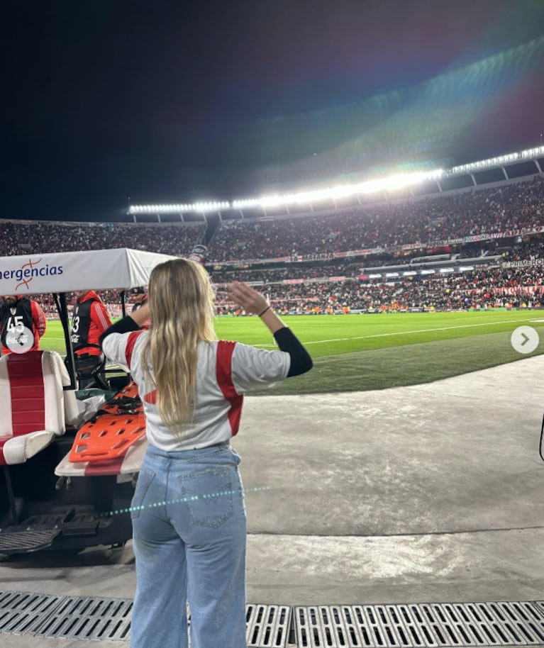 Nati Jota pateó una pelota en el estadio Monumental colmado de gente y salió mal: el divertido momento