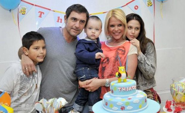 Nazarena con Thiago, Fabián Rodríguez y los otros 2 hijos de la actriz: Bárbara y Gonzalo. (Foto: gentileza Molina Estudio)