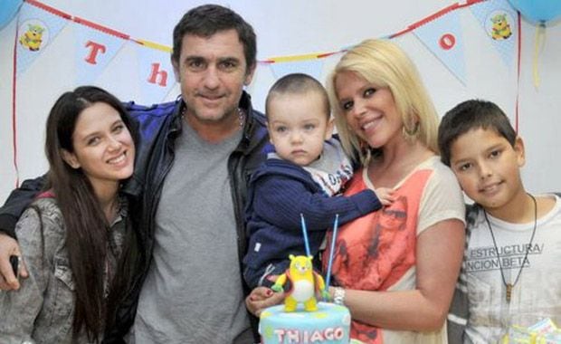 Nazarena con Thiago, Fabián Rodríguez y los otros 2 hijos de la actriz: Barbie y Gonzalo. (Foto: gentileza Molina Estudio)