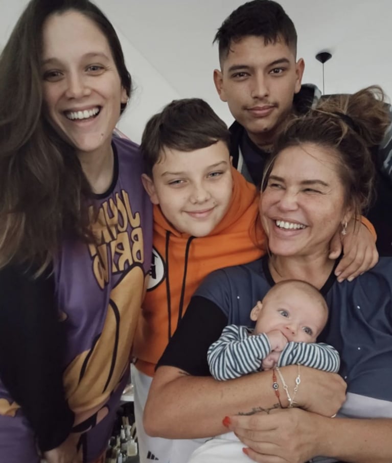 Nazarena Vélez compartió la primera foto familiar junto a sus tres hijos y su nieto Salvador