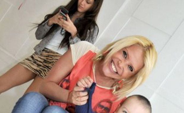 Nazarena Vélez con su hijo Thiago. Atrás, Barbarita atenta a su celular. (Foto: gentileza Molina Estudio)