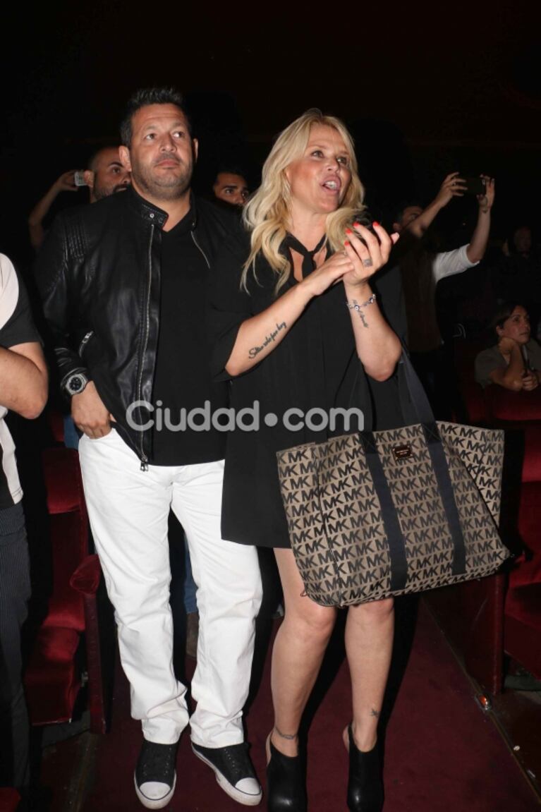 Nazarena Vélez, muy acaramelada con su nuevo novio empresario en el estreno de Moria Casán