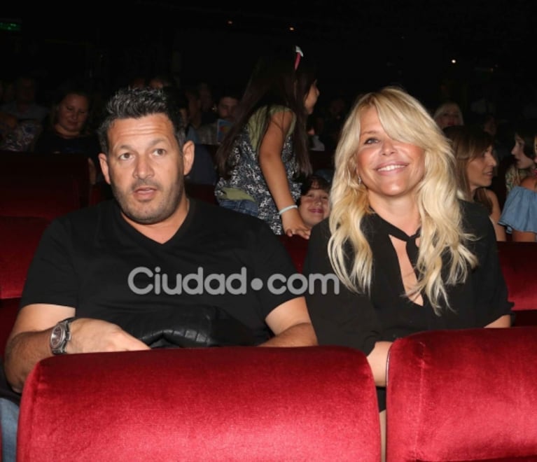 Nazarena Vélez, muy acaramelada con su nuevo novio empresario en el estreno de Moria Casán