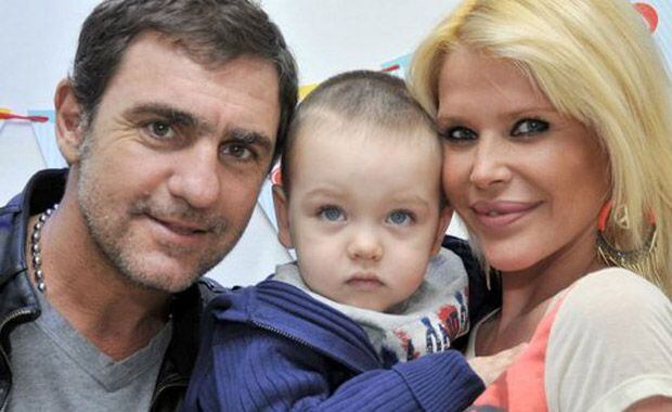 Nazarena Vélez y Fabián Rodríguez, con su pequeño Thiago, que cumplió 2 años. (Foto: gentileza Molina Estudio)