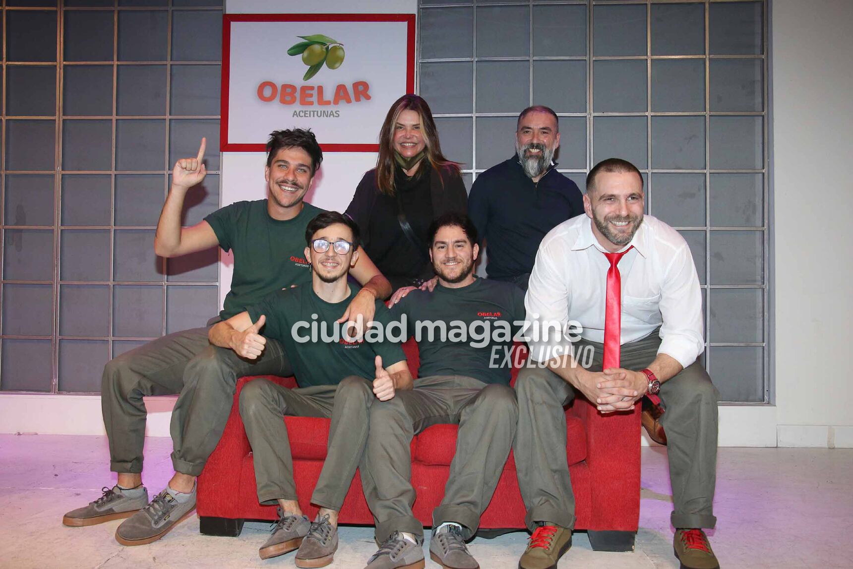 Nazarena Vélez y Santiago Caamaño en el estreno de Trepadores, la obra que ella produce y él protagoniza (Fotos: Movilpress).