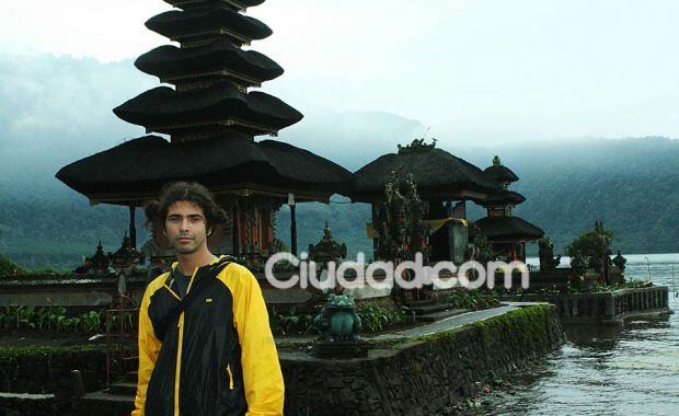 Nazareno Casero, en un templo flotante de Bali (Foto: gentileza Carlina Toscano Rivas para Ciudad.com).