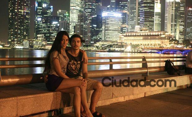 Nazareno Casero y su novia, en Singapur (Foto: gentileza Carlina Toscano Rivas para Ciudad.com).