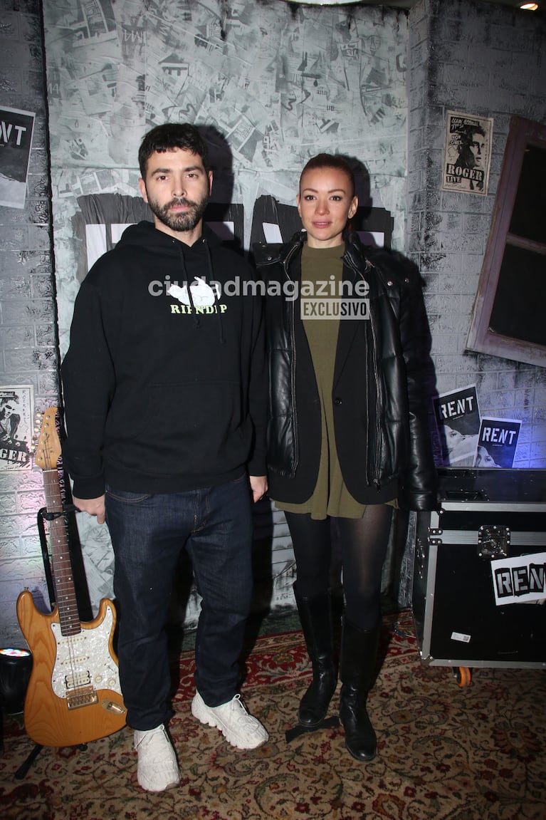 Nazareno Casero y su novia fueron al teatro a ver Rent (Foto: Movilpress).