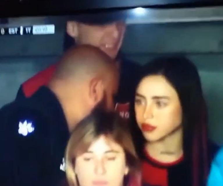 Nicki Nicole fue con Peso Pluma a alentar a Newell’s y los hinchas enloquecieron: las mejores fotos