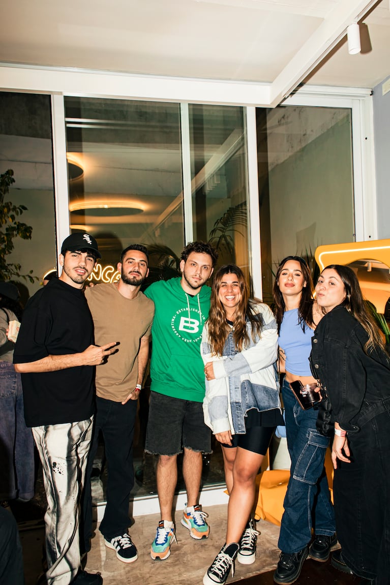 Nico Occhiato, Flor Jazmín Peña y todo el equipo de Luzu TV en la apertura del local de Nacho Elizalde