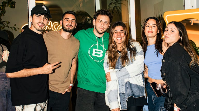 Nico Occhiato, Flor Jazmín Peña y todo el equipo de Luzu TV en la apertura del local de Nacho Elizalde