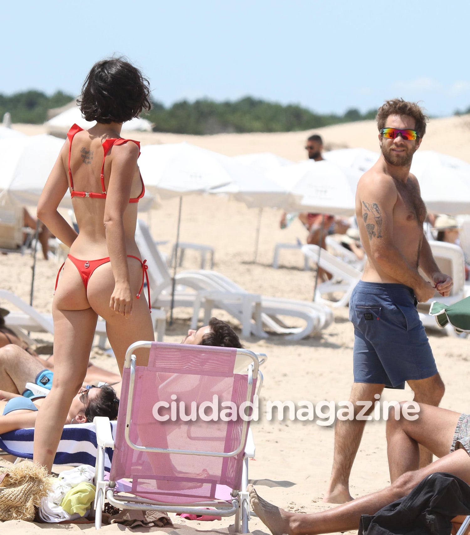 Nico Riera, súper enamorado con su novia en las playas de Punta del Este. (Foto: GM Press)