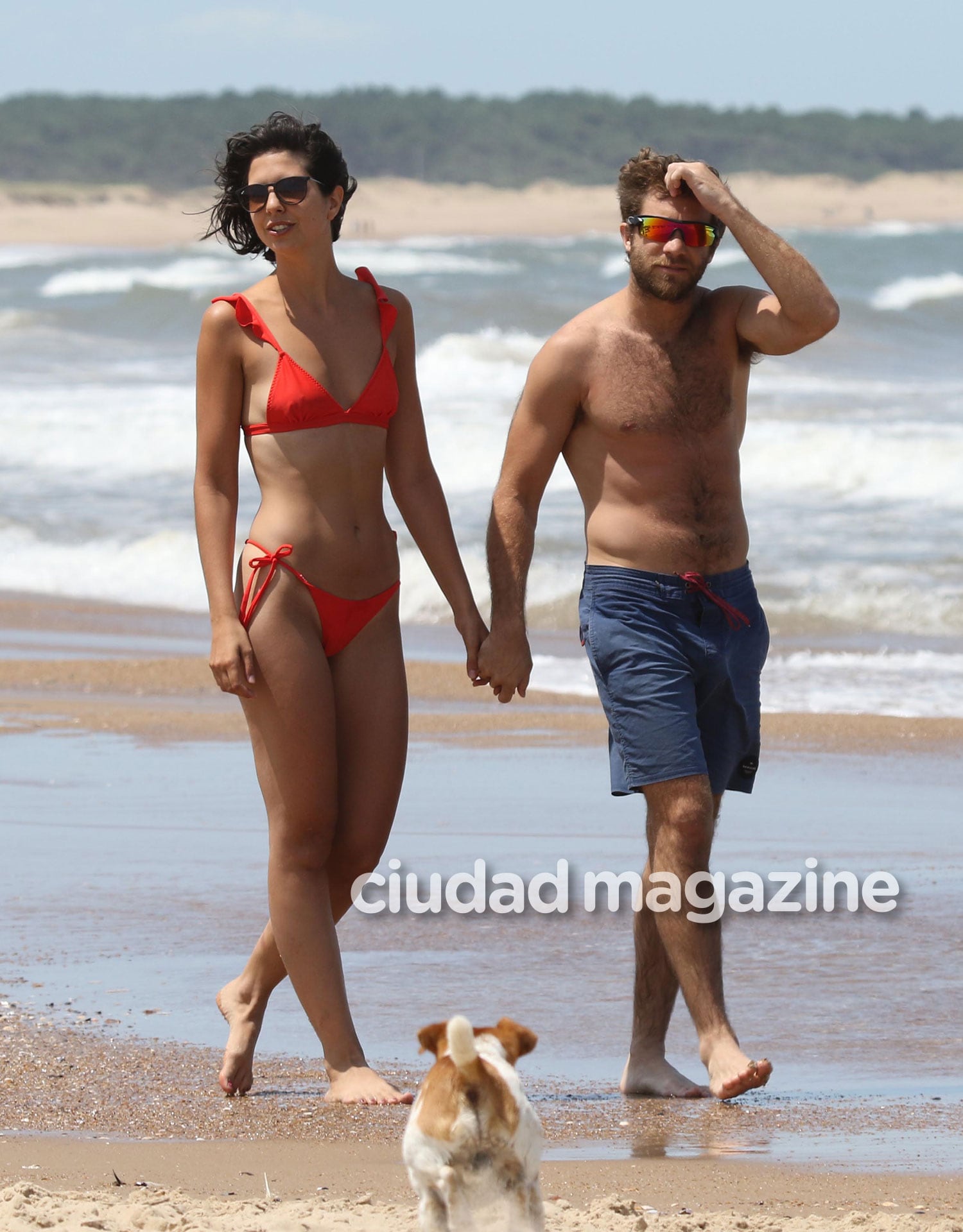 Nico Riera, súper enamorado con su novia en las playas de Punta del Este. (Foto: GM Press)