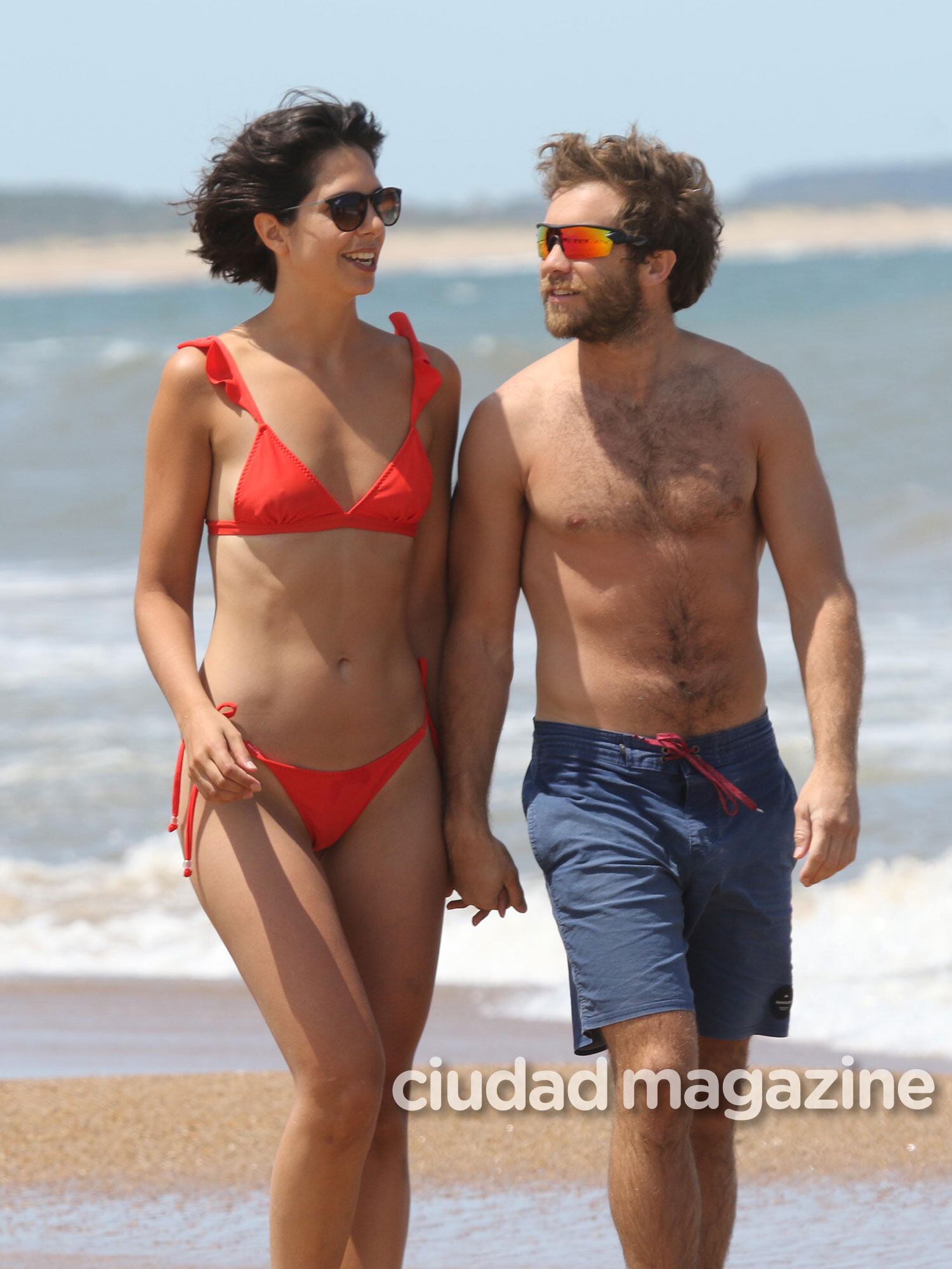 Nico Riera, súper enamorado con su novia en las playas de Punta del Este. (Foto: GM Press)