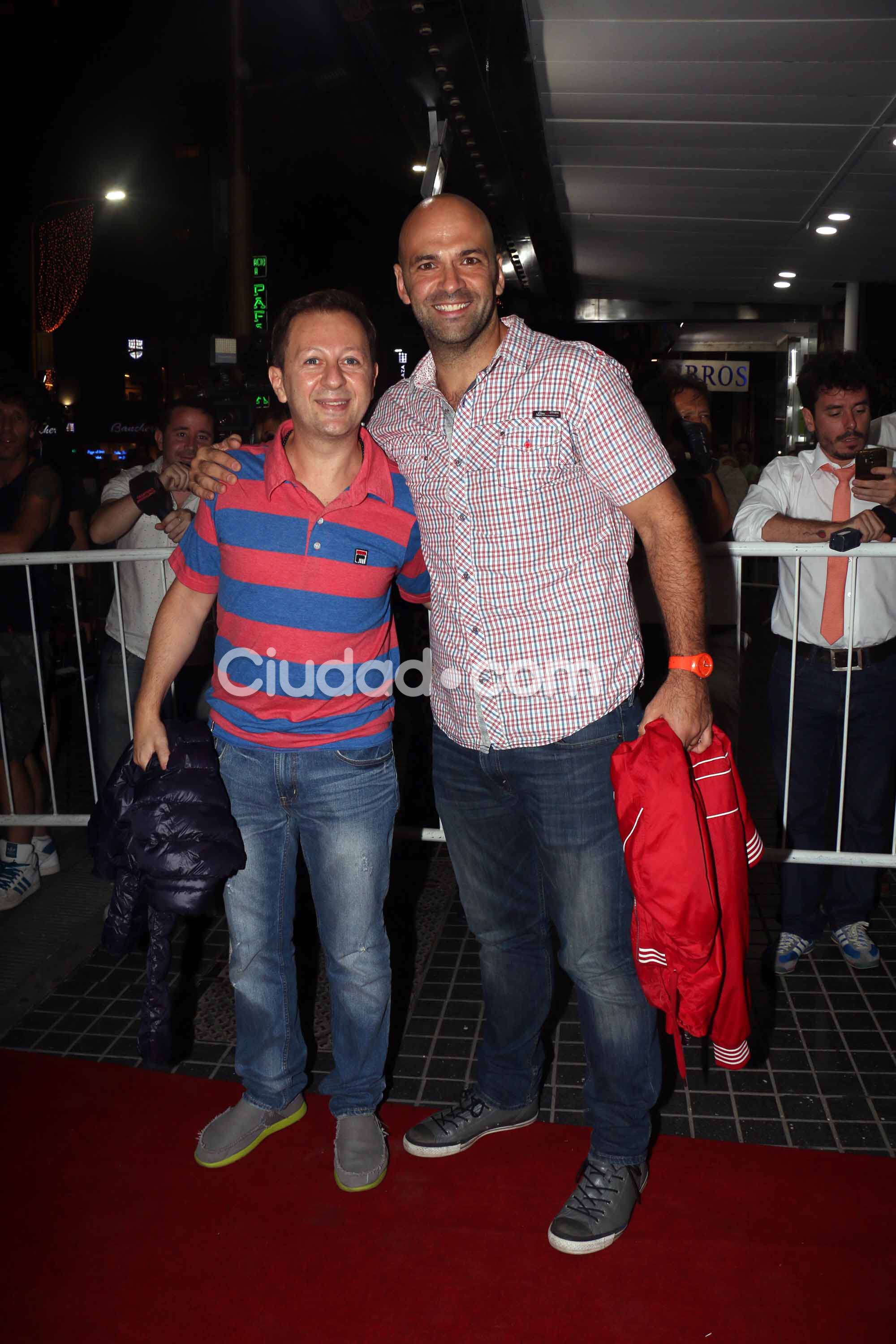 Nico Scarpino y su esposo también estuvieron en el Premier. (Foto: Movilpress-Ciudad.com)