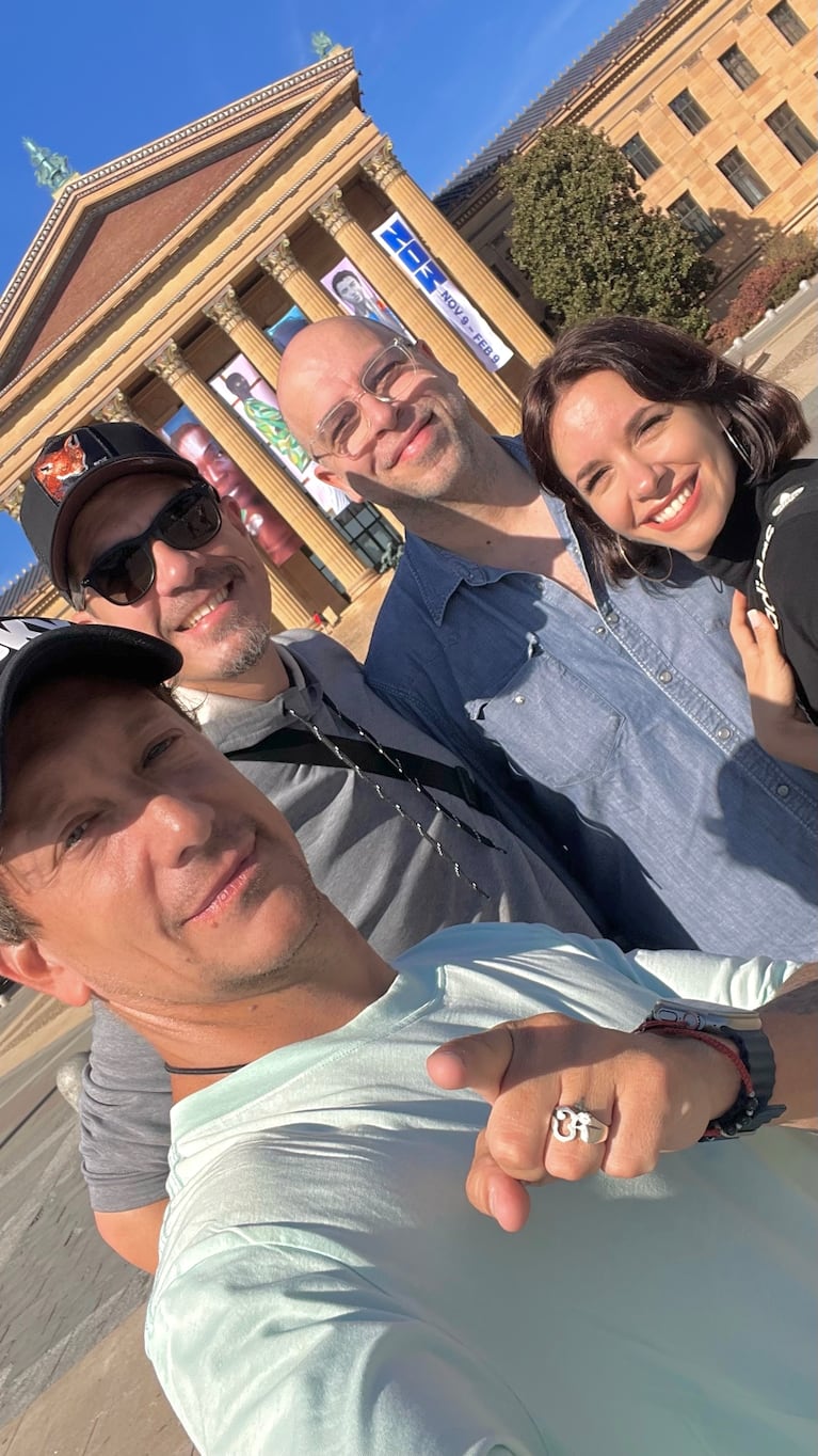 Nico Vázquez, Dai Fernández y el equipo de Rocky en el Museo de Fiadelfia