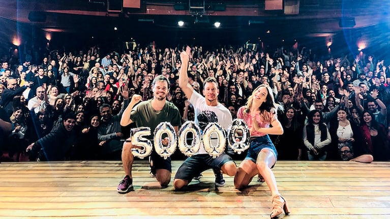 Nico Vázquez, Flor Vigna y Benjamín Rojas celebraron los 50.000 espectadores de Una semana nada más