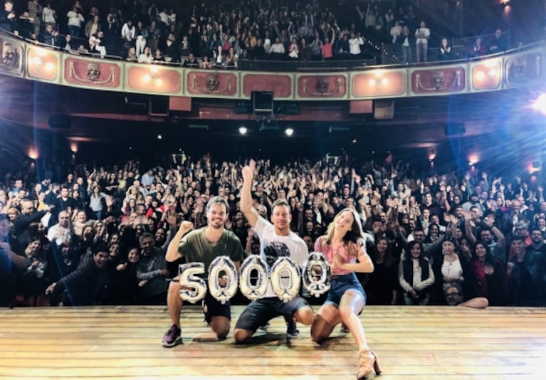 Nico Vázquez, Flor Vigna y Benjamín Rojas celebraron los 50.000 espectadores de Una semana nada más