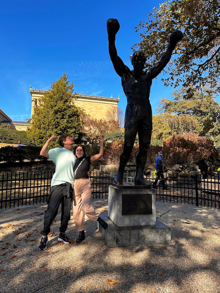 Nico Vázquez y Dai Fernández con la estatua de Rocky