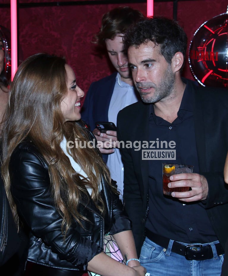 Nicolás Cabré con una mujer en un evento (Fotos: Movilpress).