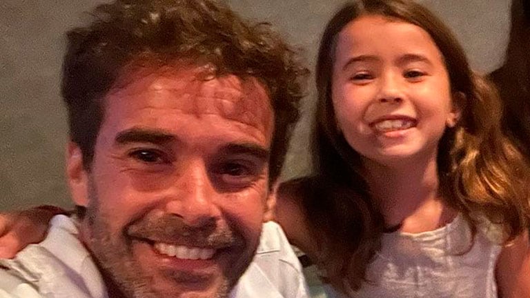 Nicolás Cabré fue a la cancha con su hija Rufina