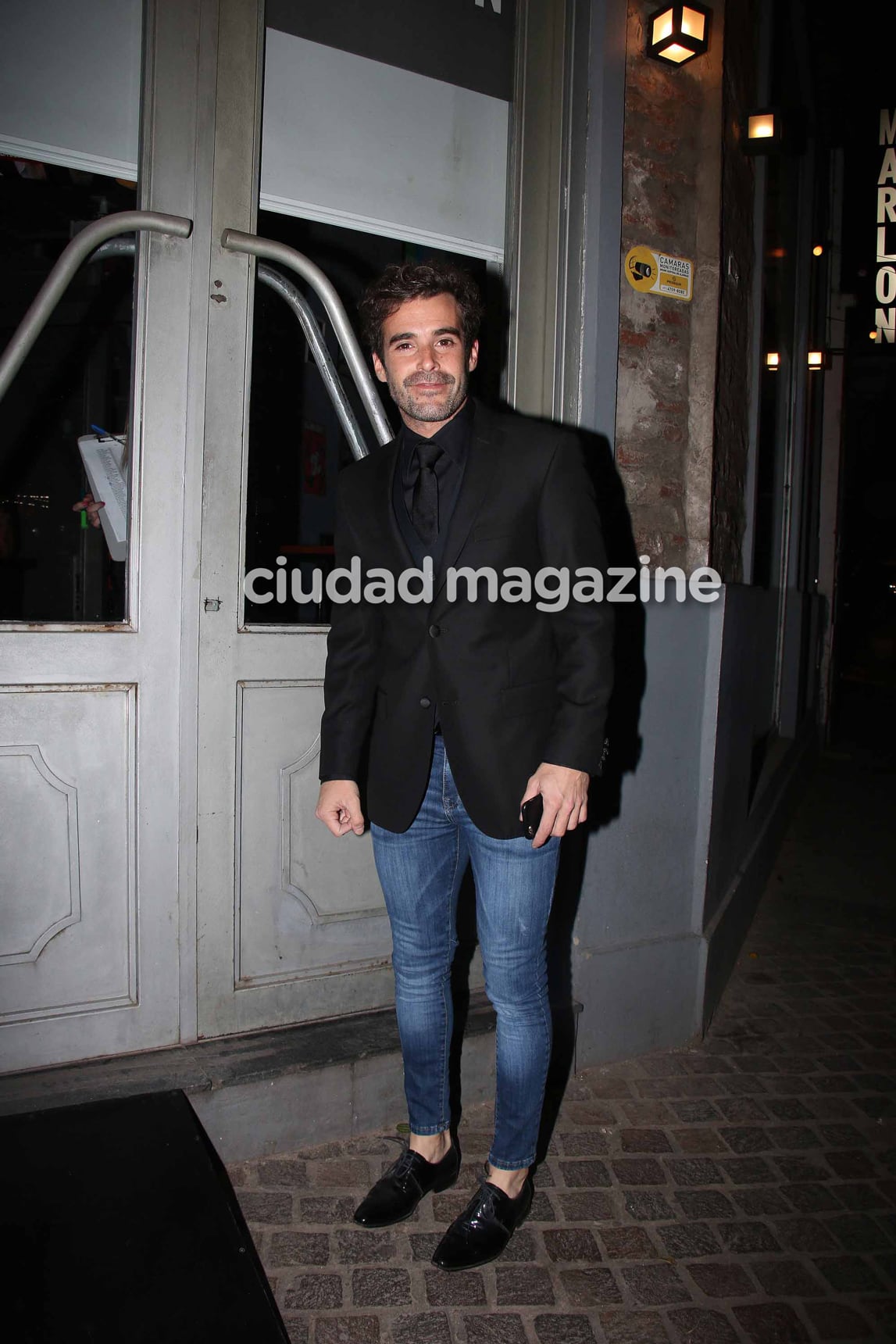 Nicolás Cabré fue al bar de NIcolás Vázquez a ver el debut de Mi hermano es un clon. (Foto: Movilpress)