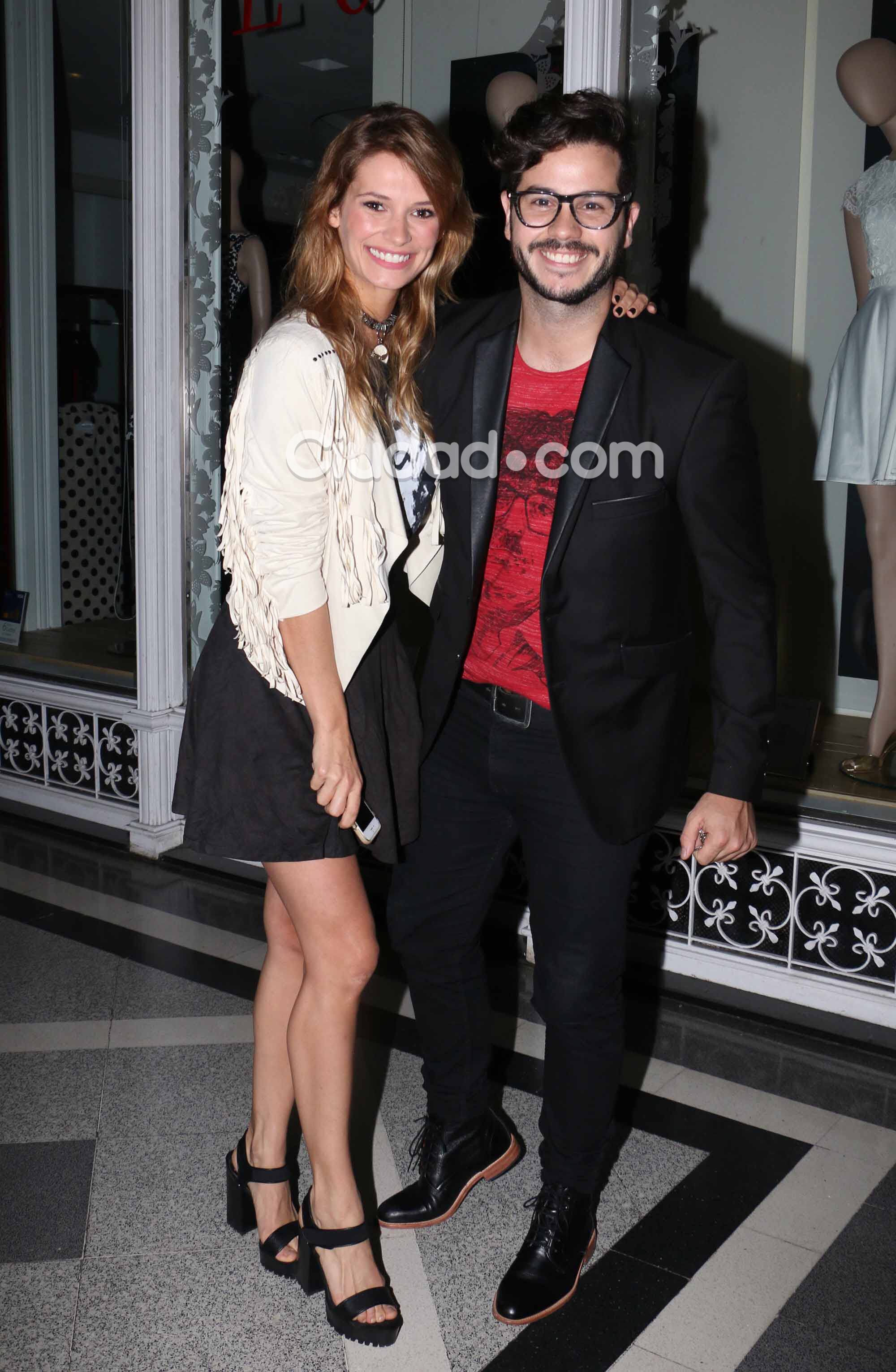 Nicolás Magaldi fue junto a su bella novia, Betiana Wolenberg (Fotos: Movilpress). 