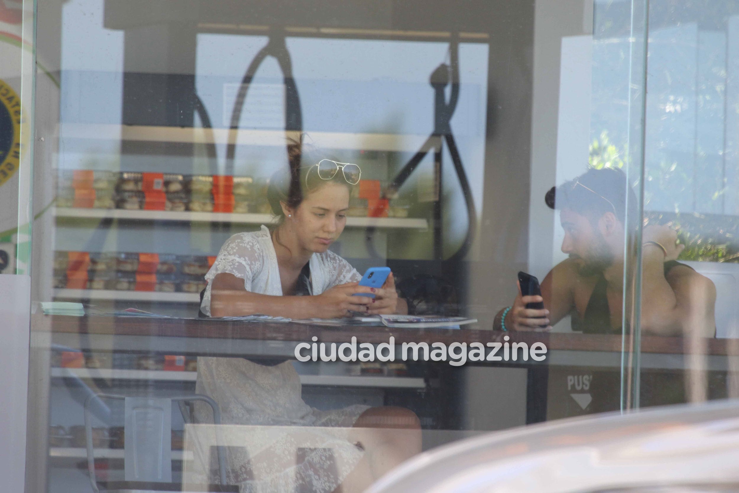 Nicolás Occhiato y Flor Vigna aprovecharon el wifi de una estación de servicio. (Foto: GM Press)