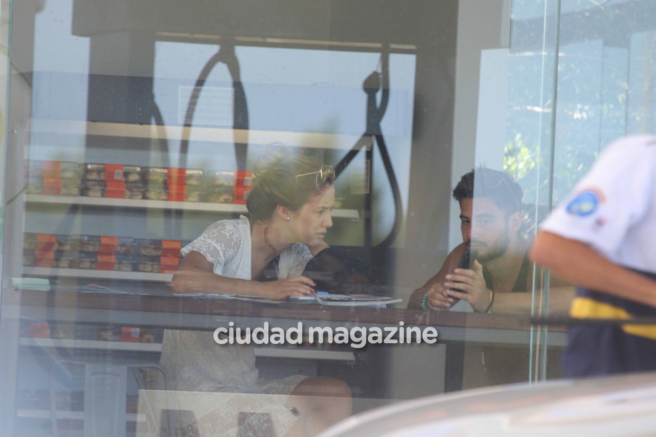 Nicolás Occhiato y Flor Vigna aprovecharon el wifi de una estación de servicio. (Foto: GM Press)