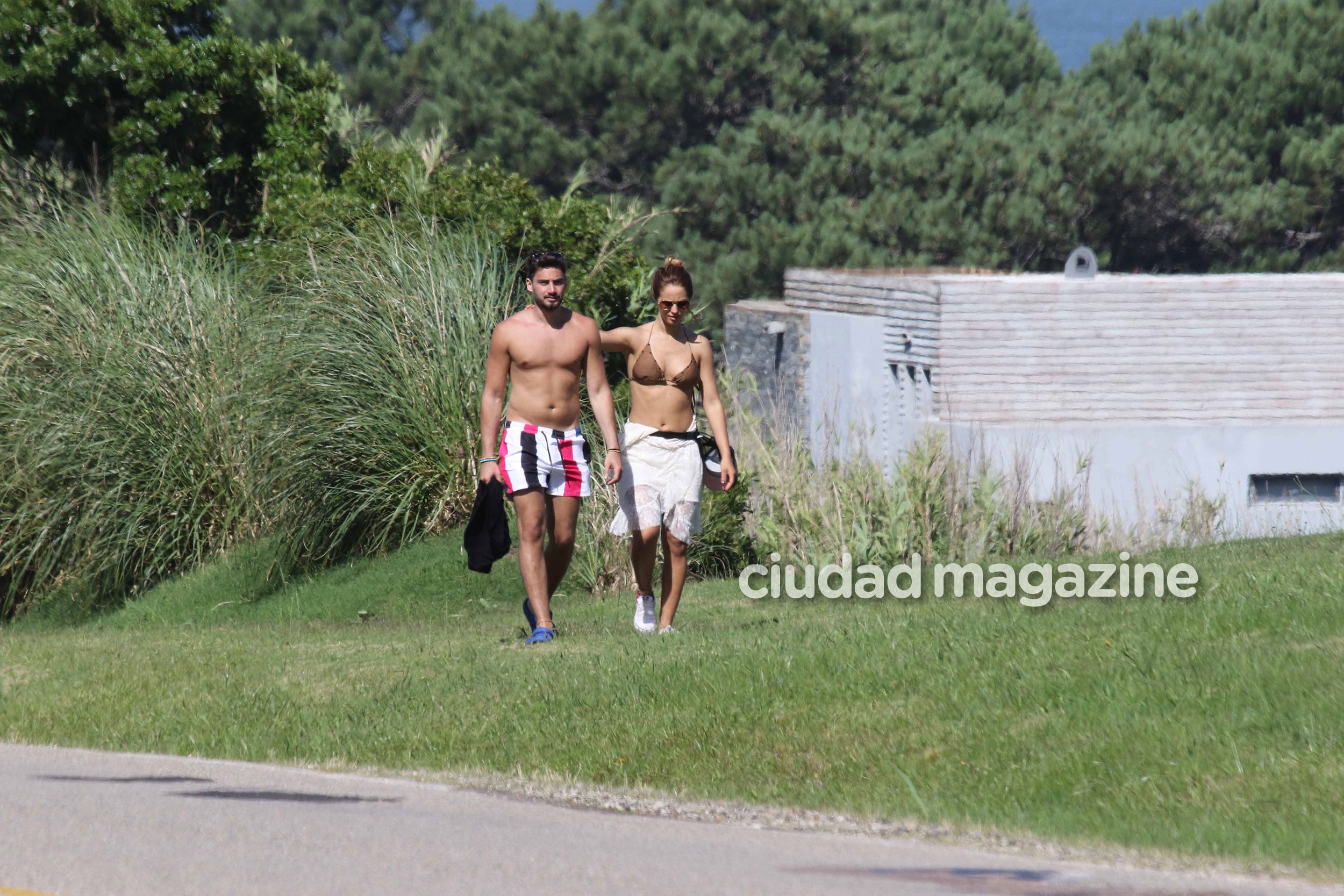 Nicolás Occhiato y Flor Vigna en una romántica caminata matutina por la ruta 10 de Punta del Este. (Foto: GM Press)