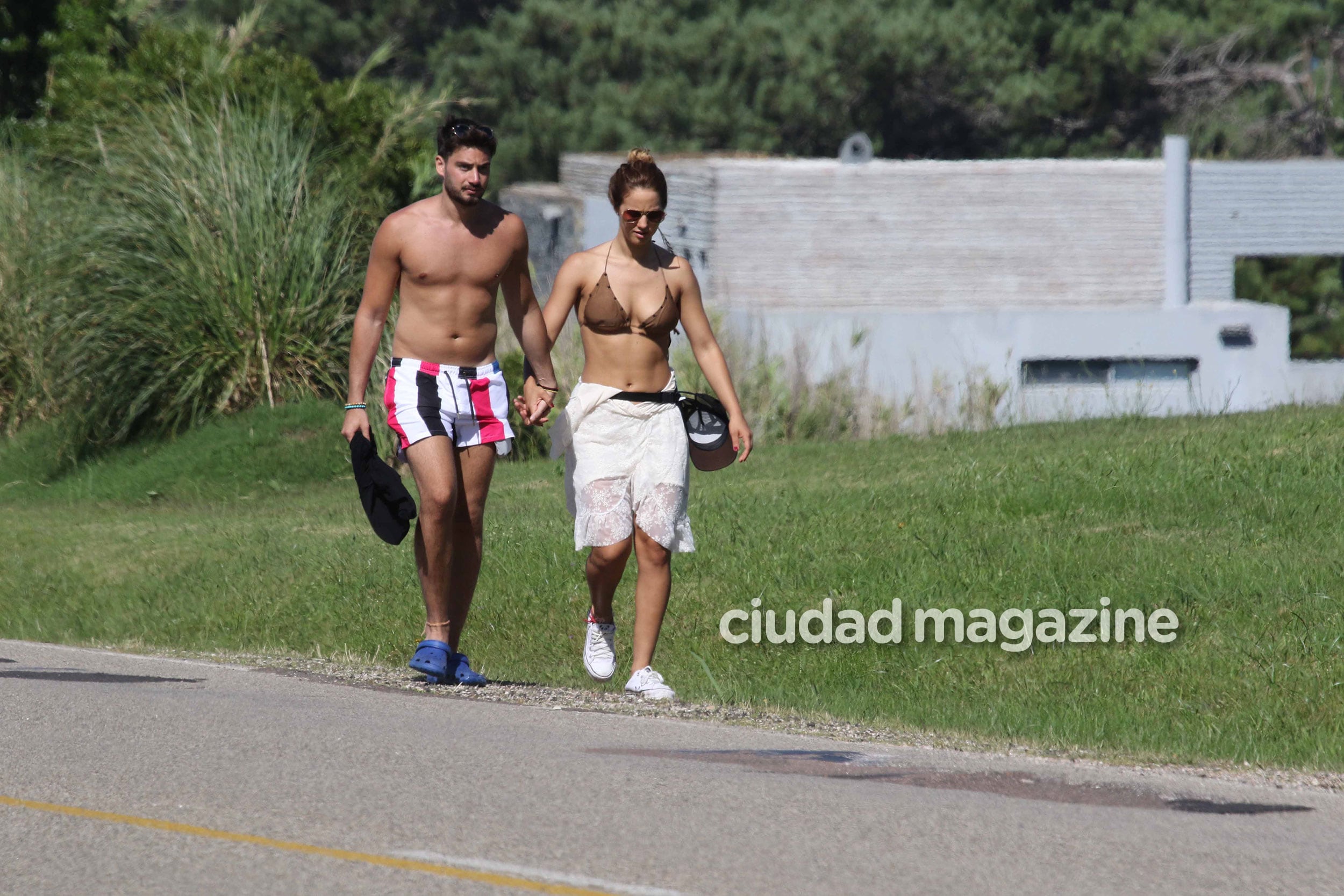 Nicolás Occhiato y Flor Vigna en una romántica caminata matutina por la ruta 10 de Punta del Este. (Foto: GM Press)