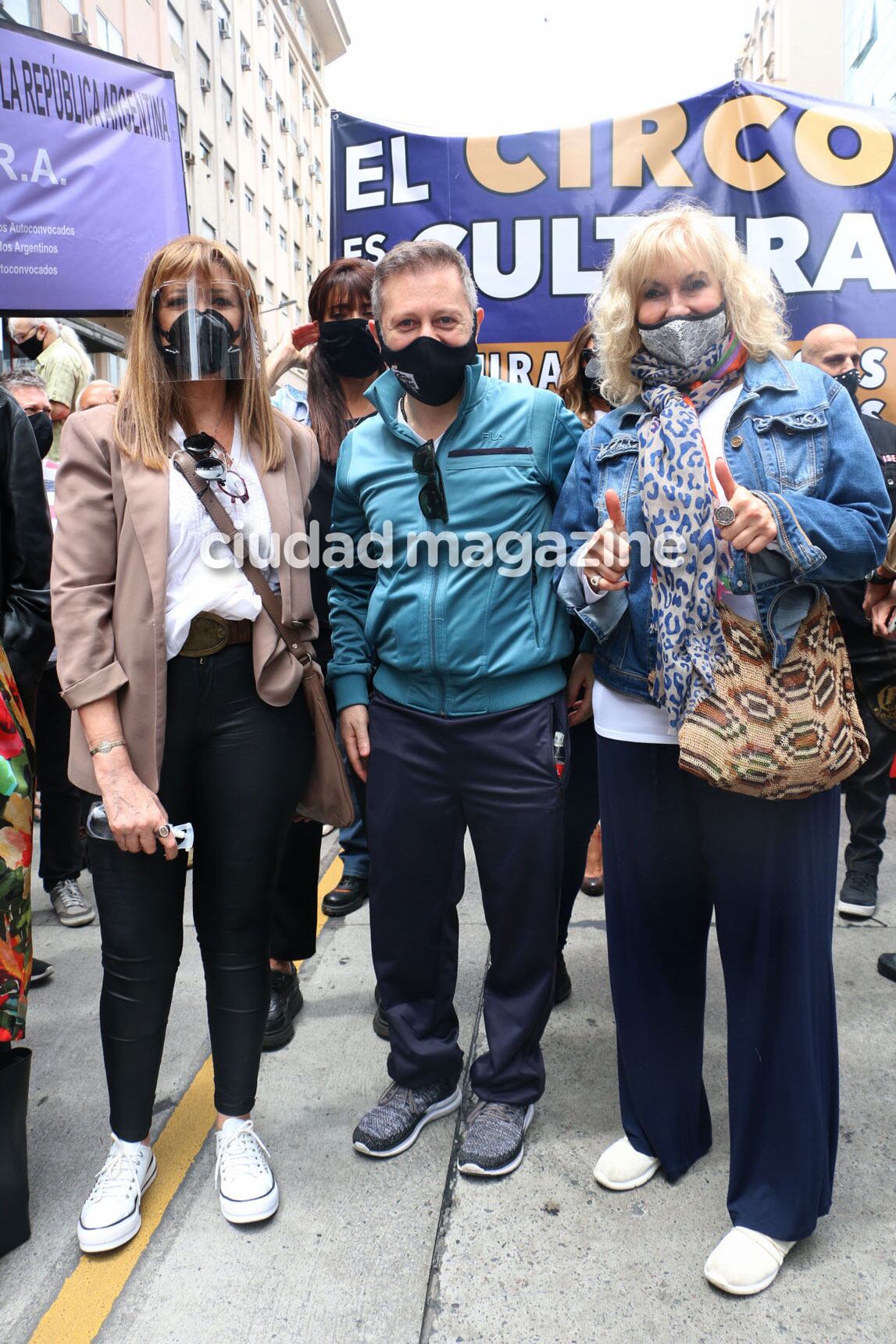 Nicolás Scarpino y Georgina Barbarossa en la marcha de los actores que lideró Flavio Mendoza. (Foto: Movilpress)