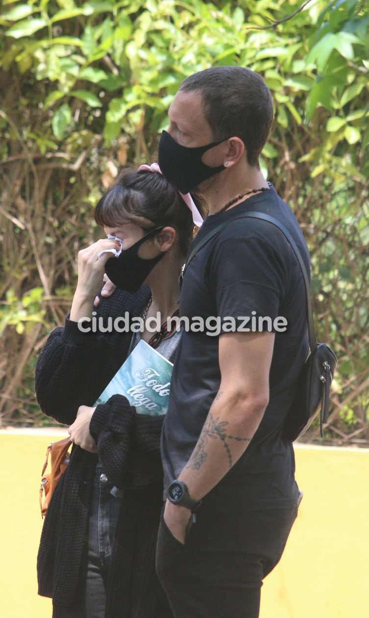 Nicolás Vázquez y Gimena Accardi en el último adiós a Hugo Accardi. (Foto: Movilpress)