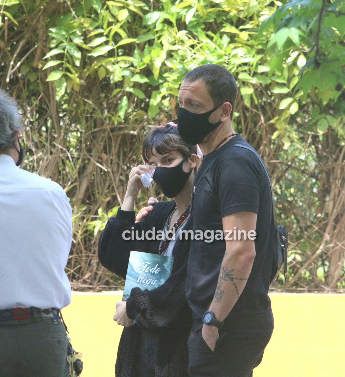 Nicolás Vázquez y Gimena Accardi en el último adiós a Hugo Accardi. (Foto: Movilpress)