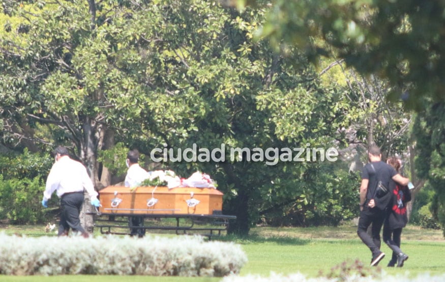 Nicolás Vázquez y Gimena Accardi en el último adiós a Hugo Accardi. (Foto: Movilpress)