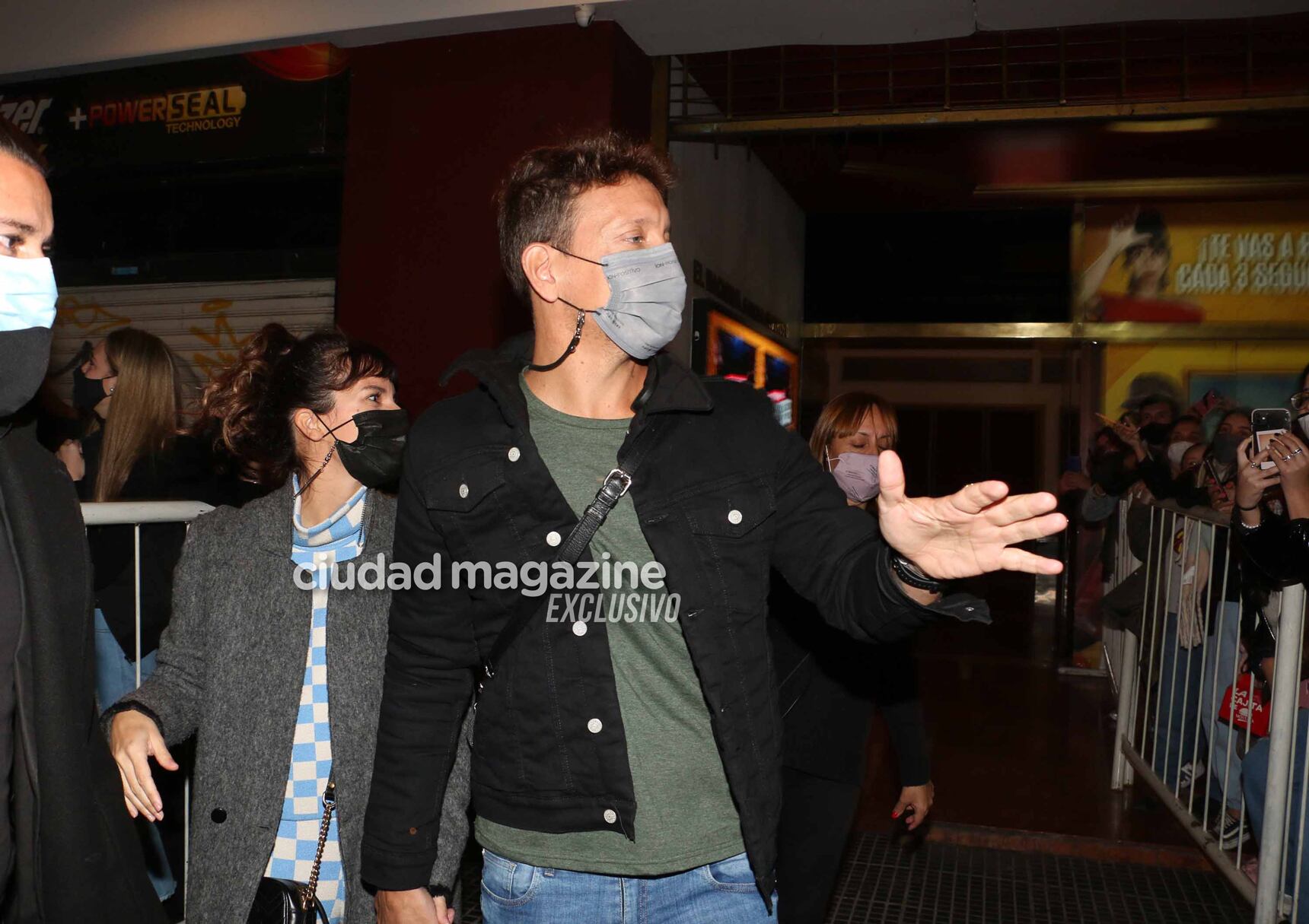 Nicolás Vázquez y Gimena Accardi regresaron al teatro con Una semana nada más tras la tragedia (Fotos: Movilpress).