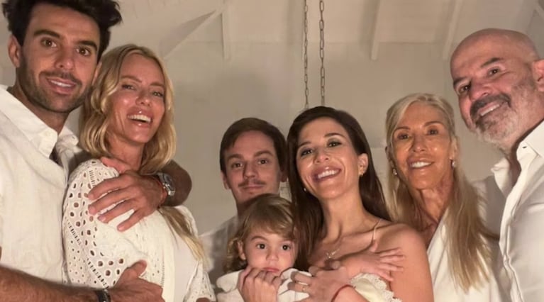 Nicole con la familia de su marido.